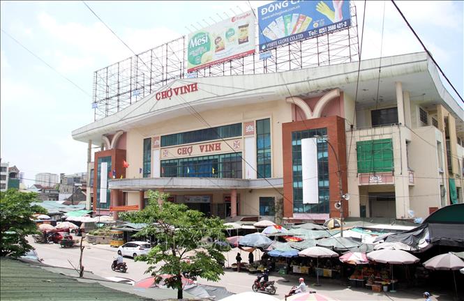 Chợ Vinh là khu chợ có lượng hàng hóa khá lớn, sôi động của tỉnh Nghệ An với gần 3.500 tiểu thương hoạt động kinh doanh, buôn bán. Ảnh: Bích Huệ - TTXVN