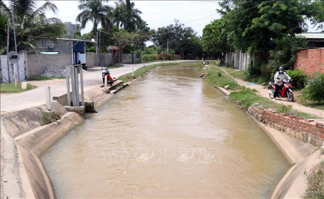 Nước từ kênh Nam dẫn về tưới sản xuất vụ Hè Thu ở huyện Ninh Phước. Ảnh: Công Thử - TTXVN