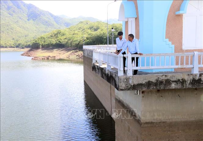 Nguồn nước của hồ Tân Giang (ở huyện Thuận Nam) không đảm bảo nước tưới cho vùng hạ lưu các địa phương trong huyện. Ảnh: Công Thử - TTXVN