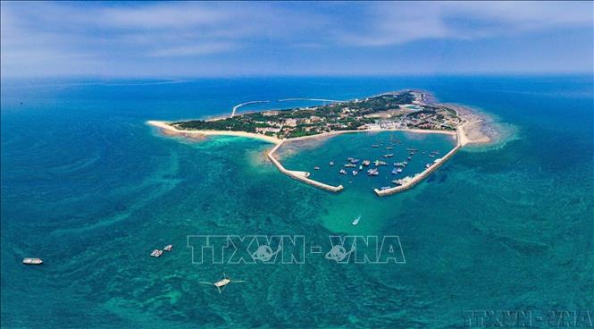 Từ một nơi hoang vu, cằn cỗi,  Bạch Long Vỹ được xây dựng thành hòn đảo xanh với đầy đủ điều kiện để người dân sinh sống. Ảnh: Đức Nghĩa - TTXVN