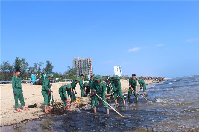 Thanh niên quân đội tỉnh Quảng Bình tham gia chiến dịch “Hãy làm sạch biển - Tử tế với đại dương”. Ảnh: Võ Dung-TTXVN