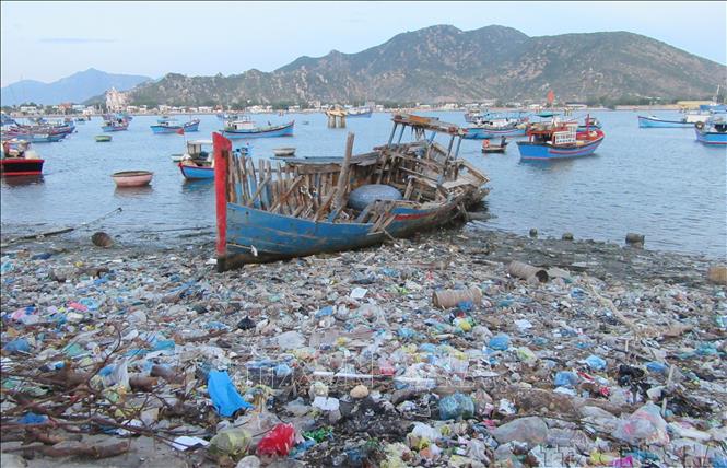 Tại Việt Nam, rác thải nhựa đang tác động tiêu cực đến hệ sinh thái, môi trường sống, sức khỏe con người và sự phát triển bền vững của đất nước. Thời gian qua, Chính phủ đã chỉ đạo quyết liệt việc thực hiện các nhiệm vụ, giải pháp phòng chống, xử lý, giảm thiểu ô nhiễm rác thải nhựa chất thải nhựa, tiến đến nói không với rác thải nhựa. Trong ảnh: Rác thải tồn đọng tại khu vực ven bờ Đầm Nại (Ninh Thuận). Ảnh: Nguyễn Thành - TTXVN