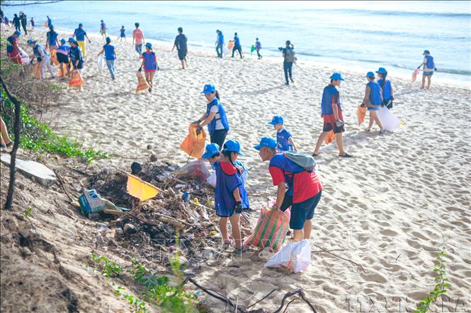 Người dân tham gia nhặt và phân loại rác trong sự kiện “Green Day in Binh Dinh 2024” tại Trung tâm Quốc tế Khoa học và Giáo dục liên ngành (ICISE), thành phố Quy Nhơn, tỉnh Bình Định (6/2024). Ảnh: Sỹ Thắng – TTXVN