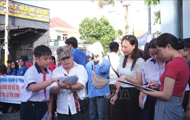 Thí sinh trước giờ thi tại điểm thi Trường THCS Đống Đa. Ảnh: Thu Hoài - TTXVN