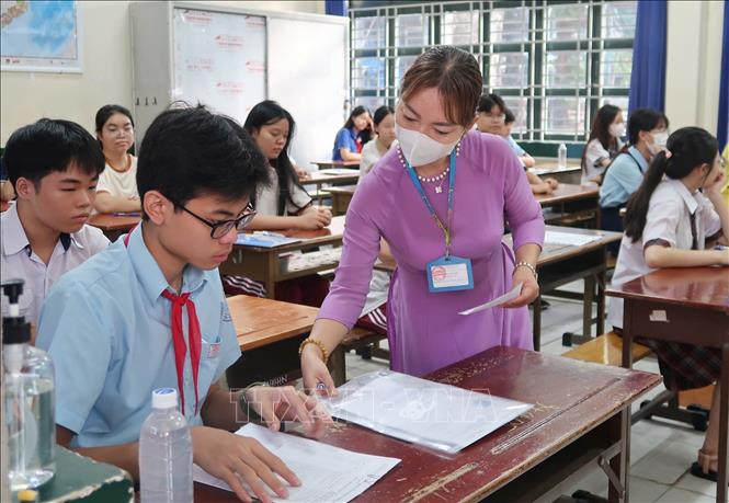 Thí sinh trước giờ thi tại điểm thi Trường THPT Nguyễn Hữu Huân. Ảnh: Thu Hoài - TTXVN