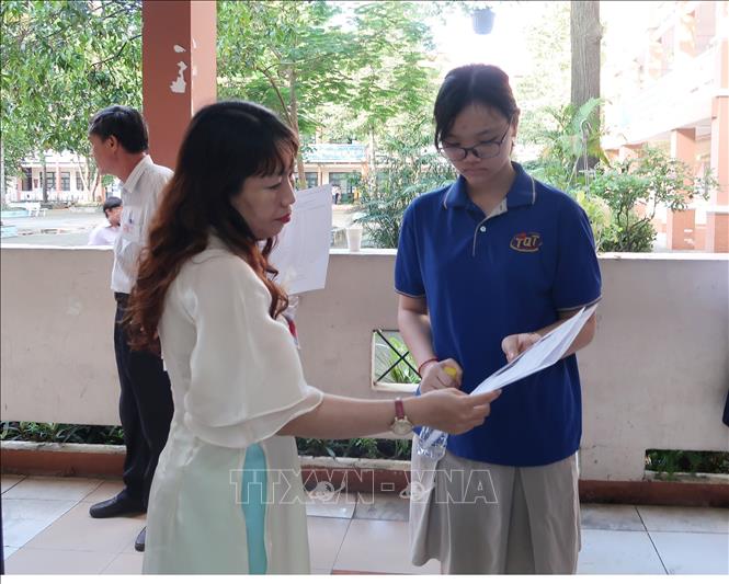 Thí sinh trước giờ thi tại điểm thi Trường THPT Nguyễn Hữu Huân. Ảnh: Thu Hoài - TTXVN