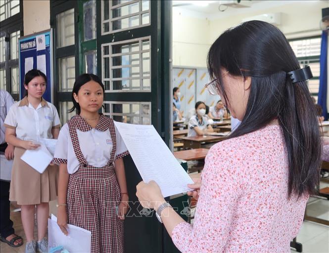 Thí sinh trước giờ thi tại điểm thi Trường THPT Nguyễn Hữu Huân. Ảnh: Thu Hoài - TTXVN