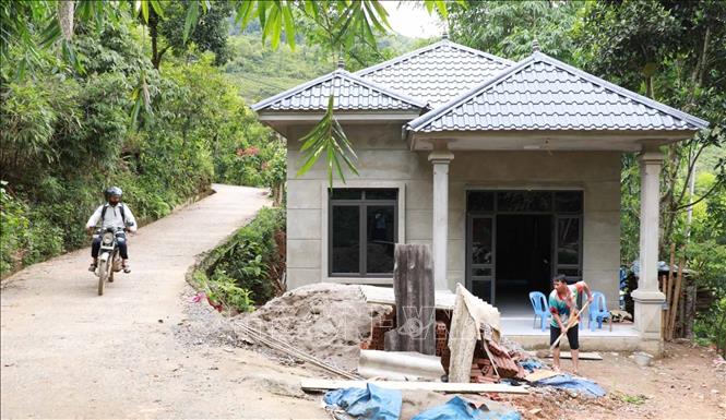 Nhờ có chương trình xóa nhà tạm nên gia đình anh Bàn Văn Hom ở bản Pá Bon, xã Nậm Pì, huyện Nậm Nhùn xây dựng được ngôi nhà khang trang. Ảnh: Quý Trung – TTXVN