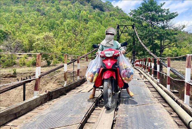 Tình trạng xuống cấp, hư hỏng của cầu treo Tung Ke bắc qua sông Ayun (xã Ayun, huyện Chư Sê, tỉnh Gia Lai). Ảnh: Hoài Nam - TTXVN