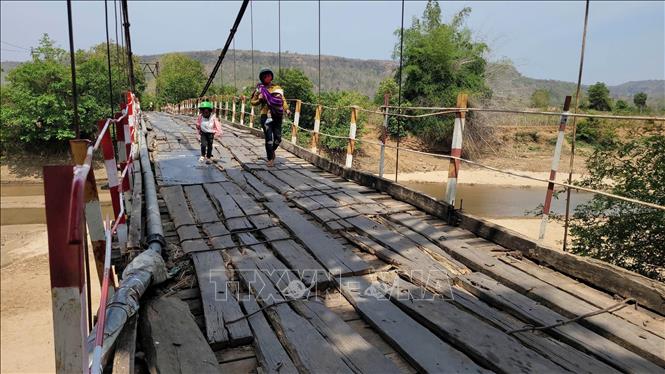 Tình trạng xuống cấp, hư hỏng của cầu treo Tung Ke bắc qua sông Ayun (xã Ayun, huyện Chư Sê, tỉnh Gia Lai). Ảnh: Hoài Nam - TTXVN