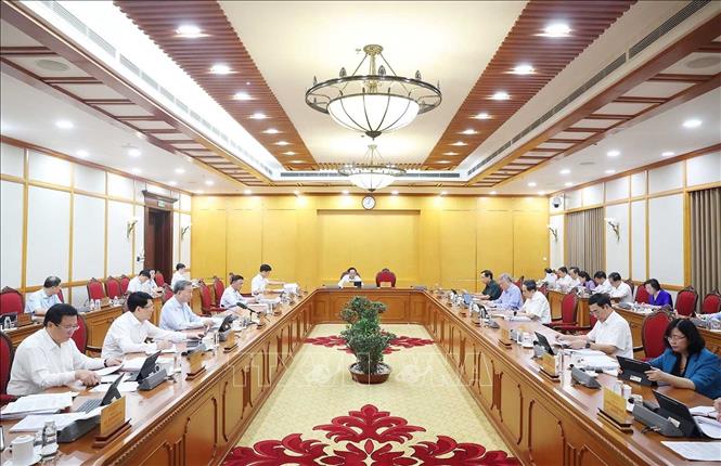 Bộ Chính trị họp cho ý kiến về tình hình, tiến độ thực hiện các nghị quyết, kết luận của Trung ương, Bộ Chính trị về sắp xếp tổ chức bộ máy và đơn vị hành chính. Ảnh: Thống Nhất – TTXVN
