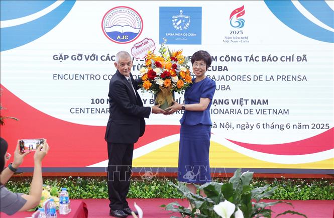 Đại diện Hãng Thông tấn Prensa Latina tại Việt Nam tặng hoa chúc mừng Thông tấn xã Việt Nam nhân Ngày Báo chí cách mạng Việt Nam. Ảnh: Văn Điệp – TTXVN