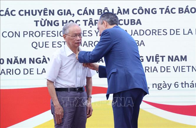 Đại sứ Cuba tại Việt Nam Rogelio Polanco Fuentes trao tặng Huy chương Félix Elmusa cho đồng chí Phạm Đình Lợi, nhà báo, dịch giả và tác giả cuốn sách 