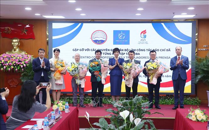 Tổng giám đốc TTXVN Vũ Việt Trang, Phó Trưởng Ban Tuyên giáo và Dân vận Trung ương Vũ Thanh Mai và Đại sứ Cuba tại Việt Nam Rogelio Polanco Fuentes chúc mừng các nhà báo được trao tặng Huy chương Félix Elmusa của Cuba. Ảnh: Văn Điệp – TTXVN