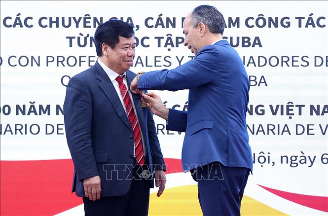 Đại sứ Cuba tại Việt Nam Rogelio Polanco Fuentes trao tặng Huy chương Félix Elmusa cho nhà báo Nguyễn Viết Thảo, nguyên Phó Giám đốc Học viện Chính trị Quốc gia Hồ Chí Minh, Phó Chủ tịch Thường trực Hội Hữu nghị Việt Nam – Cuba. Ảnh: Văn Điệp – TTXVN
