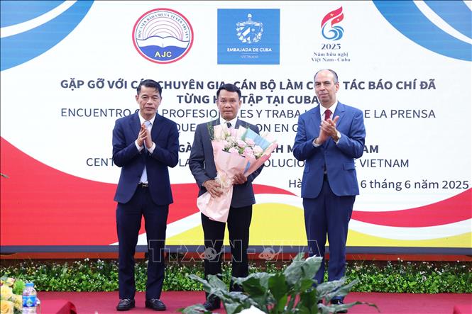 Phó Trưởng Ban Tuyên giáo và Dân vận Trung ương Vũ Thanh Mai và Đại sứ Cuba tại Việt Nam Rogelio Polanco Fuentes trao tặng Huy chương Félix Elmusa cho nhà báo Nguyễn Đức Lợi, Phó Chủ tịch Thường trực Hội Nhà báo Việt Nam, nguyên Tổng giám đốc TTXVN. Ảnh: Văn Điệp – TTXVN