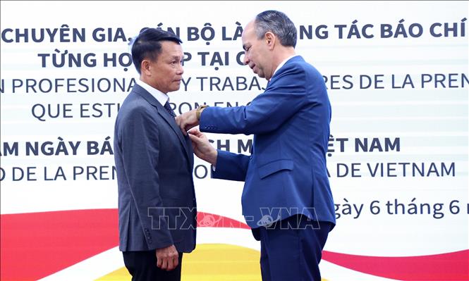 Đại sứ đặc mệnh toàn quyền Cuba tại Việt Nam Rogelio Polanco Fuentes trao tặng Huy chương Félix Elmusa cho Nhà báo Nguyễn Đức Lợi, Phó Chủ tịch Thường trực Hội Nhà báo Việt Nam, nguyên Tổng giám đốc TTXVN. Ảnh: Văn Điệp – TTXVN
