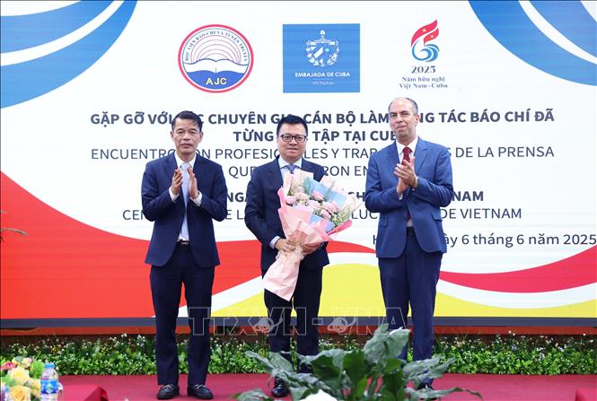 Phó Trưởng Ban Tuyên giáo và Dân vận Trung ương Vũ Thanh Mai và Đại sứ Cuba tại Việt Nam Rogelio Polanco Fuentes trao tặng Huy chương Félix Elmusa cho nhà báo Lê Quốc Minh, Ủy viên Trung ương Đảng, Chủ tịch Hội Nhà báo Việt Nam, Tổng Biên tập Báo Nhân Dân. Ảnh: Văn Điệp – TTXVN