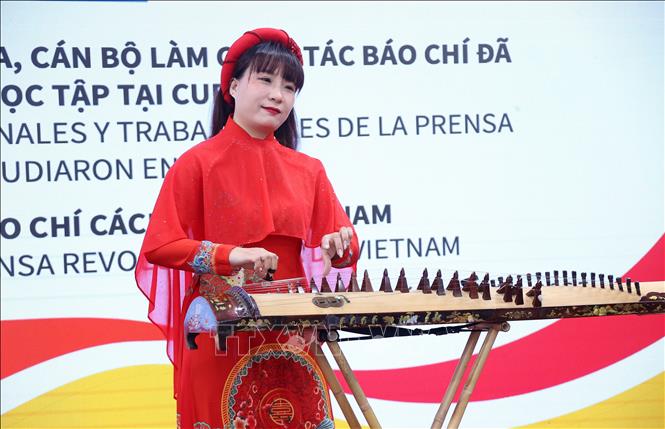 Nghệ sĩ Bùi Thị Phương Nhung trình diễn độc tấu dàn tranh với tác phẩm: Một vòng Việt Nam và Guantanamera. Ảnh: Văn Điệp – TTXVN