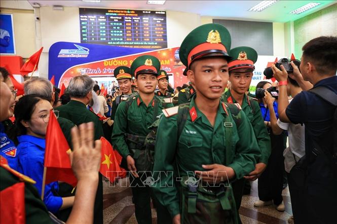 Các lực lượng đến ga Hà Nội vào lúc 11 giờ 05 phút. Ảnh: Tuấn Anh  - TTXVN 