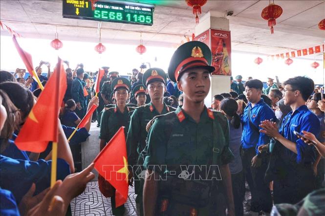 Người dân Thủ đô chào đón các lực lượng vừa xuống ga Hà Nội. Ảnh: Tuấn Anh  - TTXVN 