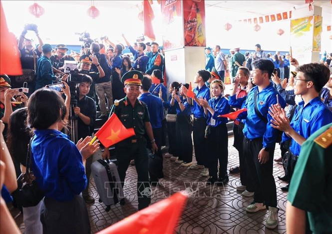 Người dân Thủ đô chào đón các lực lượng vừa xuống ga Hà Nội. Ảnh: Tuấn Anh  - TTXVN 