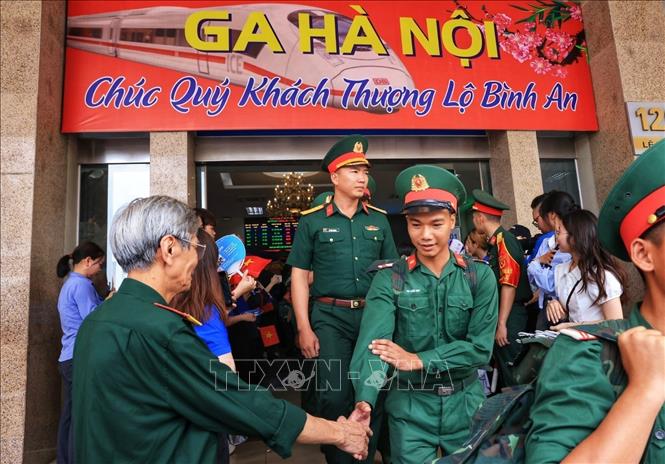 Các cựu chiến binh chào đón lực lượng tham gia diễu binh tại ga Hà Nội. Ảnh: Tuấn Anh  - TTXVN 