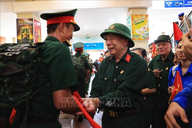 Các cựu chiến binh chào đón lực lượng tham gia diễu binh tại ga Hà Nội. Ảnh: Tuấn Anh  - TTXVN 