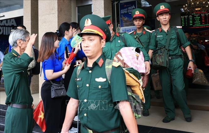 Các lực lượng tham gia nhiệm vụ A80 đến ga Hà Nội vào lúc 11 giờ 05 phút. Ảnh: Tuấn Anh  - TTXVN 