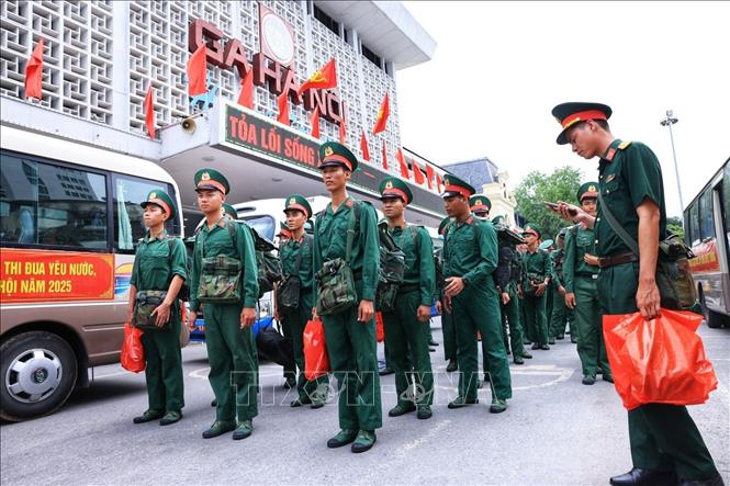 Các lực lượng lên xe trở về nơi tập kết. Ảnh: Tuấn Anh  - TTXVN 