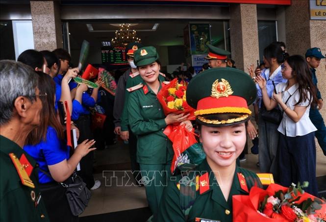 Người dân Thủ đô vui mừng chào đón các lực lượng tham gia diễu binh khi đến ga Hà Nội. Ảnh: Tuấn Anh  - TTXVN 