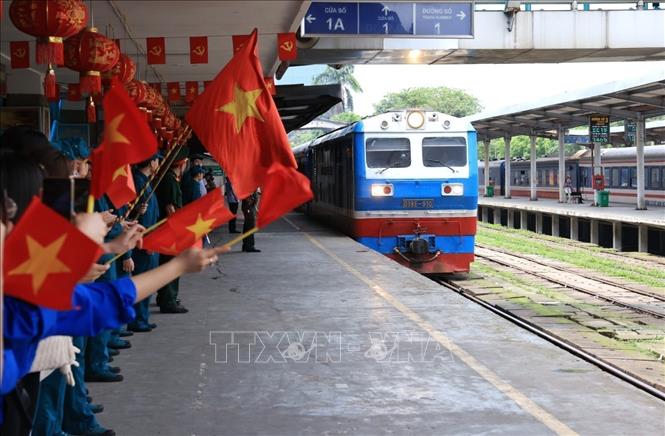 Đoàn tàu SE68 đưa lực lượng quân đội, dân quân tự vệ tham gia diễu binh, diễu hành trong Lễ kỷ niệm 80 năm Cách mạng tháng Tám (19/8/1945 - 19/8/2025) và Quốc khánh nước Cộng hòa xã hội chủ nghĩa Việt Nam (2/9/1945 - 2/9/2025) về đến ga Hà Nội. Ảnh: Tuấn Anh  - TTXVN 