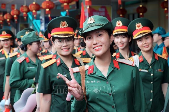 Nét duyên của các nữ chiến sĩ, quân nhân tập kết ra Hà Nội chuẩn bị lễ diễu binh, diễu hành kỷ niệm 80 năm Quốc khánh. Ảnh: An Đăng - TTXVN