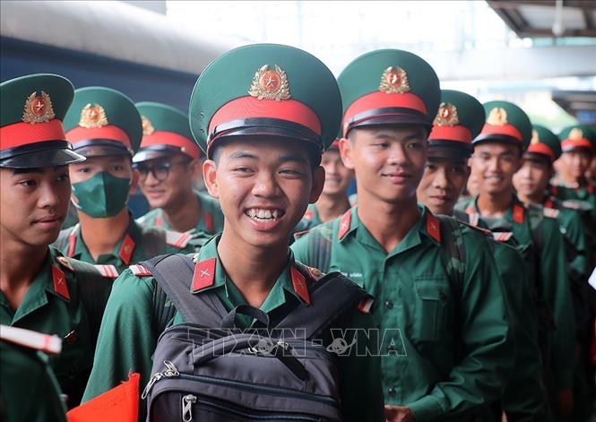 Chiến sĩ trẻ phấn khởi, háo hức khi đến ga Hà Nội. Ảnh: An Đăng - TTXVN
