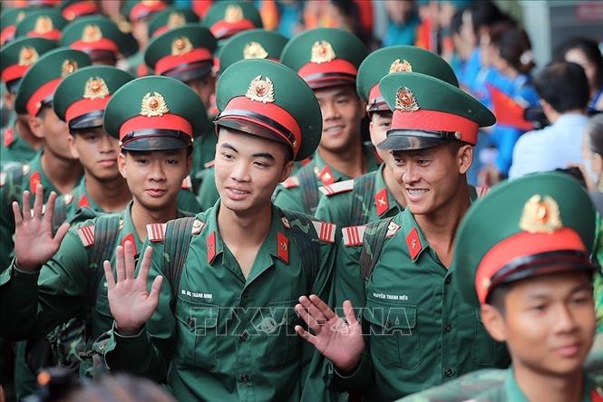 Niềm vui của các chiến sĩ khi đến ga Hà Nội. Ảnh: An Đăng - TTXVN