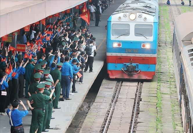 Đoàn tầu mang số hiệu SE 68 chở các lực lượng đến ga Hà Nội vào lúc 11h1'. Ảnh: An Đăng - TTXVN
