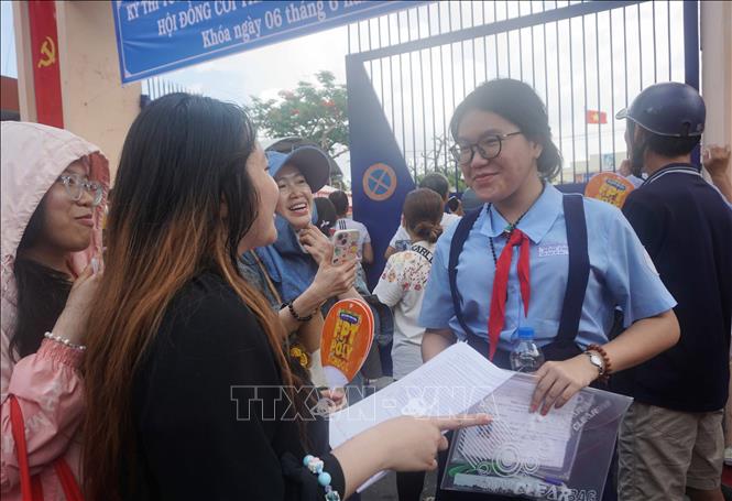 Thí sinh tại điểm thi Trường Trung học cơ sở Lê Quý Đôn (thành phố Thủ Đức) hoàn thành bài thi môn Ngữ văn. Ảnh: Thu Hoài - TTXVN