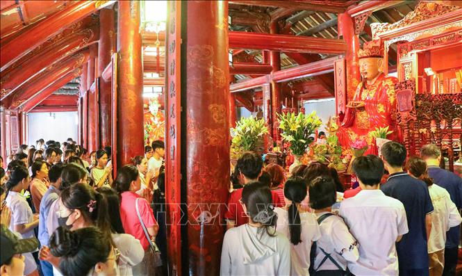Văn miếu - Quốc Tử Giám là địa điểm đa số thí sinh và người nhà lựa chọn để cầu may trước kỳ thi. Ảnh: Lê Đông - TTXVN