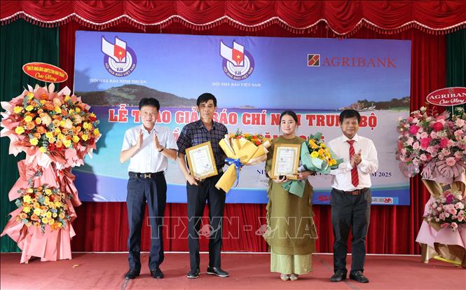 Trao giải Nhất cho nhóm tác giả đạt giải. Ảnh: Công Thử - TTXVN