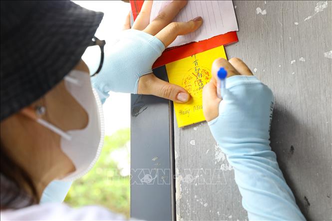 Những dòng chữ cầu mong con bình tĩnh, làm bài tốt và đỗ đạt trong kỳ thi tuyển sinh lớp 10 của các bậc phụ huynh. Ảnh: Lê Đông - TTXVN