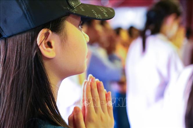 Các sỹ tử thành kính cầu may mắn cho đợt thi tuyển sinh lớp 10 sắp tới. Ảnh: Lê Đông - TTXVN