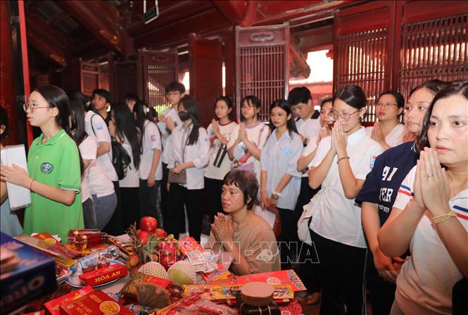 Phụ huynh và học sinh đến Văn Miếu - Quốc Tử Giám dâng hương cầu may cho kỳ thi sắp diễn ra. Ảnh: Thành Phương - TTXVN