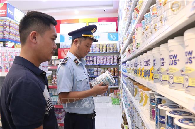 Quản lý thị trường tỉnh Đắk Lắk kiểm tra các mặt hàng sữa bột. Ảnh: Tuấn Anh – TTXVN
