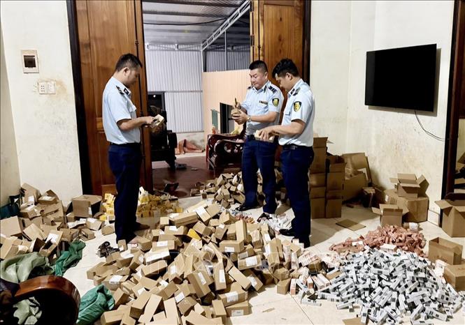 Lực lượng chức năng phát hiện, xử lý một hộ kinh doanh tại huyện Krông Búk chuẩn bị ship hơn 3.300 sản phẩm mỹ phẩm không rõ nguồn gốc, xuất xứ với tổng trị giá hàng hóa hơn 230 triệu đồng. Ảnh: TTXVN phát