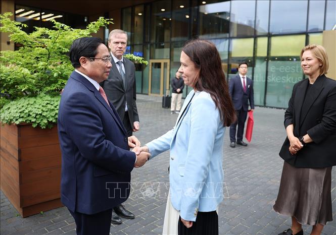 Thủ tướng Phạm Minh Chính thăm trung tâm E-Estonia Briefing Centre. Ảnh: Dương Giang-TTXVN
