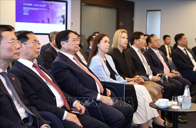 Thủ tướng Phạm Minh Chính nghe giới thiệu về trung tâm E-Estonia Briefing Centre. Ảnh: Dương Giang-TTXVN

