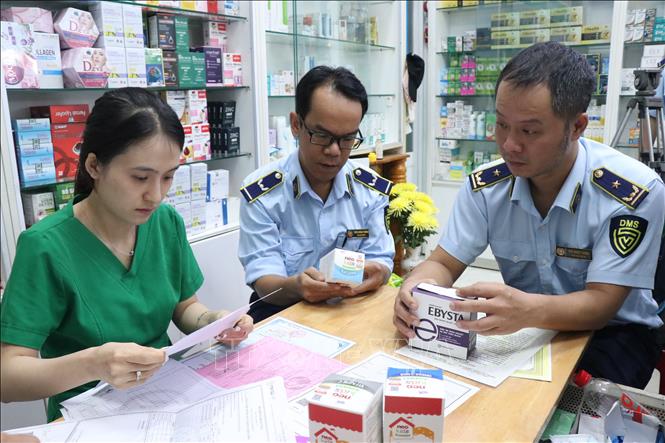 Lực lượng quản lý thị trường Đắk Lắk kiểm tra cơ sở kinh doanh mặt hàng thực phẩm chức năng, sữa, dược phẩm các loại. Ảnh: Tuấn Anh – TTXVN