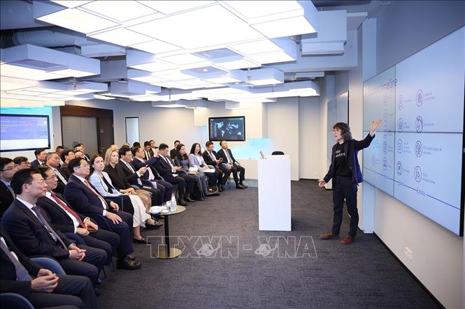 Thủ tướng Phạm Minh Chính nghe giới thiệu về trung tâm E-Estonia Briefing Centre. Ảnh: Dương Giang-TTXVN
