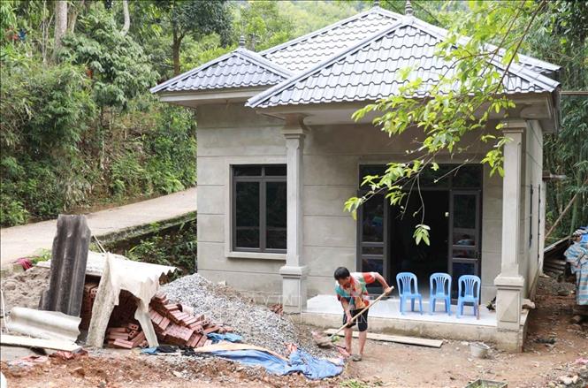 Ngôi nhà của gia đình anh Bàn Văn Hom, bản Pá Bon, xã Nậm Pì huyện Nậm Nhùn đươc hỗ trợ của nhà nước 60 triệu đồng cùng với số tiền vay mượn và gia đình đã được xây dựng khang trang. Ảnh: Quý Trung – TTXVN