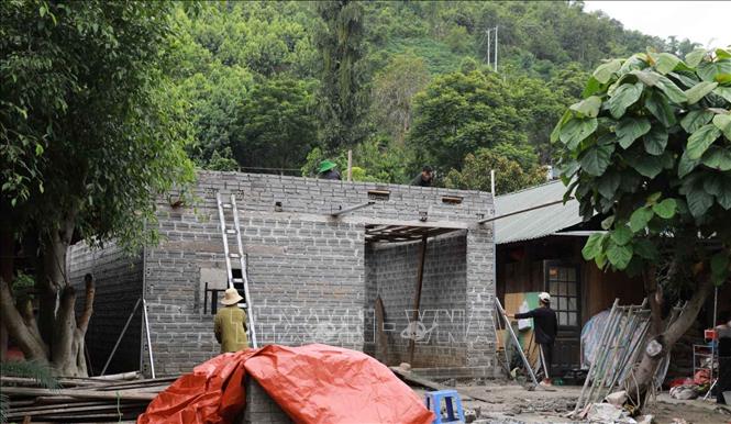 Nhờ chương trình, gia đình anh Thào A Vềnh ở bản Pá Bon, xã Nậm Pì, huyện Nậm Nhùn đã xây được ngôi nhà kiên cố. Ảnh: Quý Trung – TTXVN